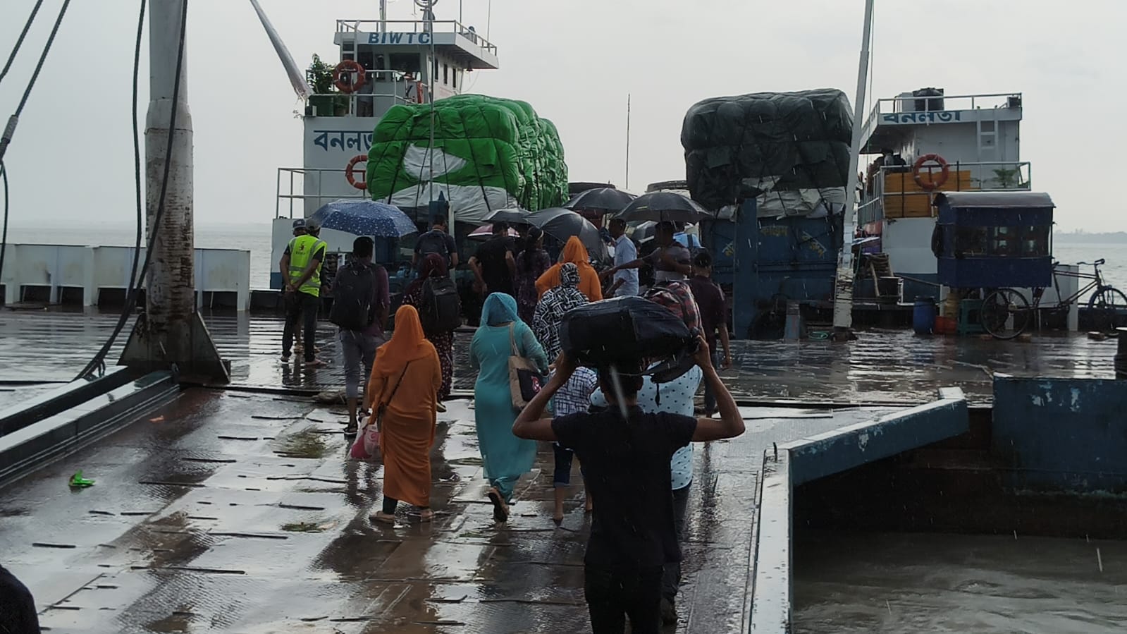 আধা ঘণ্টা পর পাটুরিয়া-দৌলতদিয়া নৌরুটে ফেরি ও লঞ্চ চলাচল শুরু